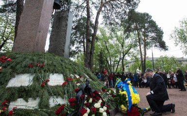 К мемориалу жертвам Чернобыля пришли Порошенко, Гройсман и Парубий: появились фото