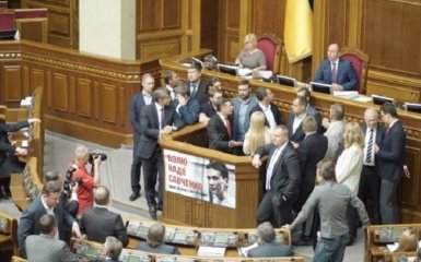 Две фракции в Раде заблокировали трибуну: появились фото