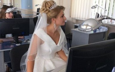 В Тернополе девушка пришла на экзамен в свадебном платье