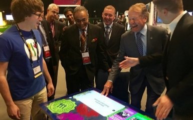 Глава CISCO купив інтерактивний стіл від українського стартапу