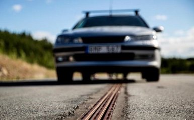 Відкрито першу в світі дорогу, що заряджає електромобілі під час руху
