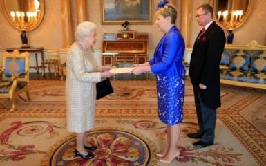Посол України в Великобританії зустрілася з Єлизаветою ІІ: опубліковано фото