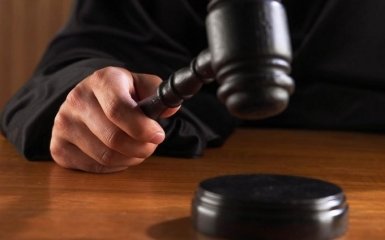 Снял носки со спецназа: в соцсетях смеются над бегством судьи в Одессе