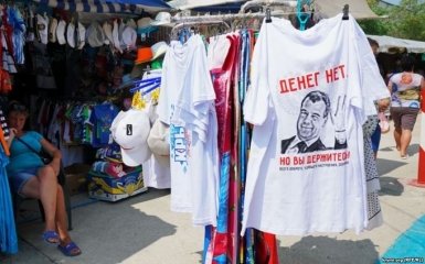 "Денег нет" и полупустые пляжи: появились новые фото из Крыма