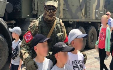 Росіяни везуть до військових таборів підлітків з окупованих українських територій