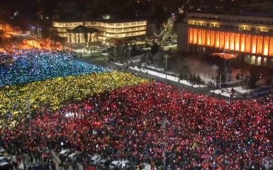 Протесты в Румынии: сеть поразил живой флаг из десятков тысяч людей, появилось видео