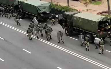 Лукашенко стягує військових і техніку в Мінськ перед національним страйком