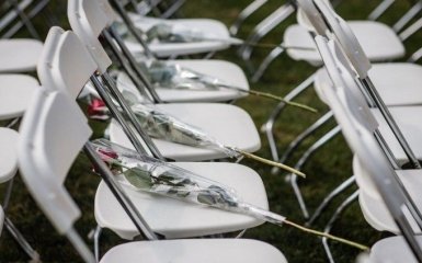 Акция пустых стульев: семьи жертв катастрофы МН17 устроили мощную акцию у посольства России в Гааге