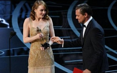 Девушки выбирают золото: яркие фото нарядов c церемонии Оскар-2017
