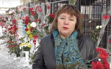 Стало відомо, хто носить квіти до посольства Росії в Києві: опубліковано відео