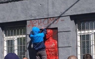 В Одессе активисты облили краской мемориальную доску Жукову: опубликованы фото