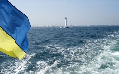 Журналист показал, как российский корабль "рассекает" в украинских водах: опубликовано фото