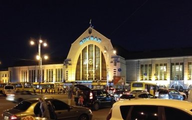 РФ завдали авіаційного удару по залізничному вокзалу в Києві