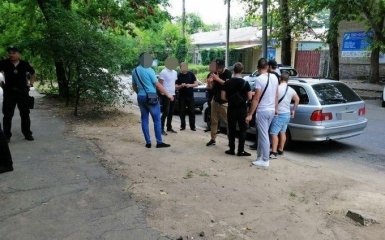 Парламентські вибори – 2019: на двох дільницях помічені озброєні люди