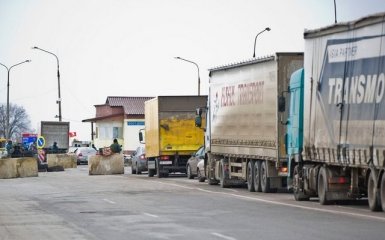 Россия в ответ заблокировала передвижение украинских фур