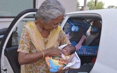 В Індії жінка народила первістка в 70 років: опубліковано відео