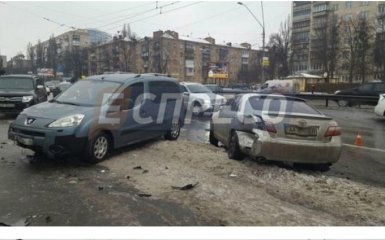 Ожеледь в Києві: зіткнулися одразу 11 авто, опубліковані фото