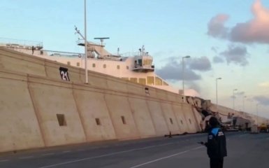 В Іспанії великий пором врізався в стіну порту і ледь не "виїхав" на автостраду: з'явилося відео