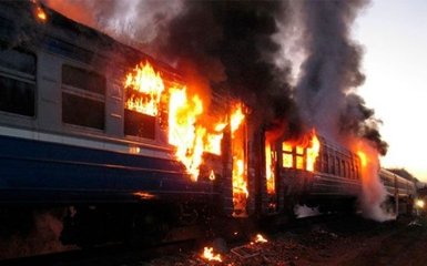 В Украине прямо на ходу загорелся поезд: опубликовано видео