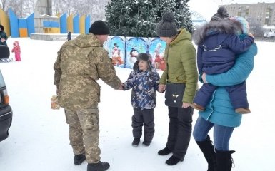 Офицеры гражданско-военного сотрудничества на Луганщине поздравили детей зоны АТО с Рождеством (6 фото)