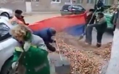 У Росії прапор країни перетворили на мішок для сміття: з'явилося відео