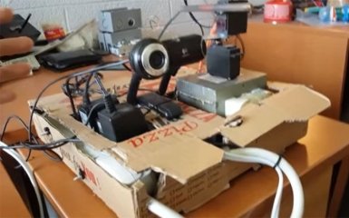 В США студент змайстрував робота, котрого навчив світити лазером в очі людям