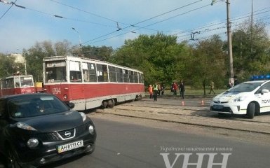 В Мариуполе трамвай вылетел на автотрассу: появились фото