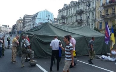 Соратники командира "Айдара" перекрыли Крещатик палаткой: появилось фото