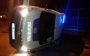П'яний водій протаранив і перевернув авто поліції: опубліковані фото