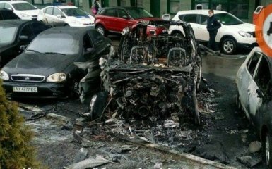 У Києві в масштабній пожежі згоріли три машини: з'явилися фото