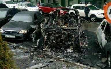 В Киеве в масштабном пожаре сгорели три машины: появились фото