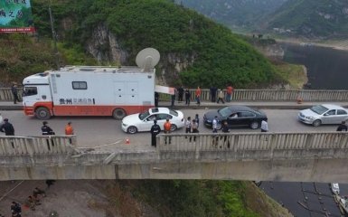 В Китае автобус упал с моста, много жертв и пострадавших: появились фото