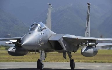 В Україну прибули військові винищувачі США: названа причина