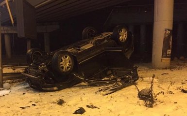 В Киеве перевернулась машина, водитель чудом остался цел: опубликованы фото