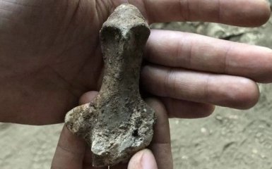 В итальянской пещере нашли редкую глиняную фигурку старше 7 тысяч лет
