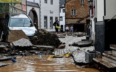 Число жертв масштабного наводнения в Германии стремительно растет