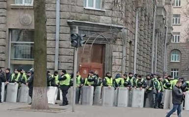 У центрі Києва проходить масштабний мітинг: до Майдану підтягнули сотні силовиків