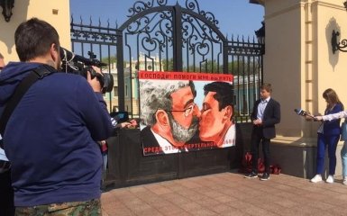 Депутат Рады устроил политический перфоманс под Мариинским дворцом (ФОТО)