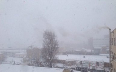 На Киев обрушился снегопад, город стоит в пробках: появились фото и видео