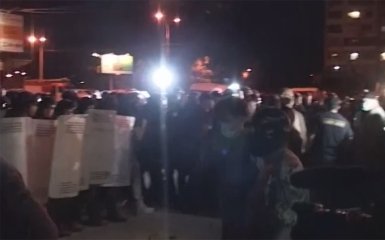 Драки, дым и огонь: появилось новое видео побоища под судом в Киеве