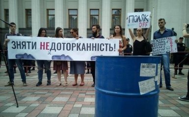 На протесте под ВР Парасюк подрался с начальником УГО Гелетеем: опубликованное видео