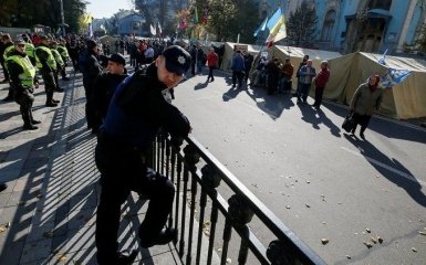 Аваков назвал митингующих под Радой "хламом" и приказал снять охрану периметра