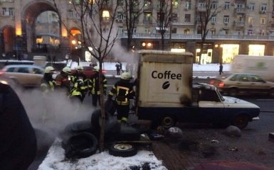 В центре Киева вспыхнуло авто участников митинга: опубликованы фото