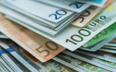 Курс валют на сьогодні 15 листопада: долар подешевшав, евро подорожчав