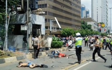 Столицу Индонезии потрясли взрывы и стрельба