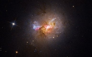 Hubble сфотографировал уникальную черную дыру