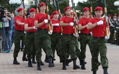 В РФ повертають військову підготовку у школах та планують позбавляти громадянства за критику армії