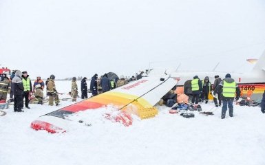 В России разбился пассажирский самолет, есть погибшие: появилось видео