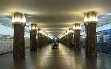 В киевском метро произошел дикий инцидент с полицейским и "зайцами"