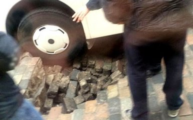 У Києві автобус провалився в яму навпроти будинку Кличка: опубліковані фото